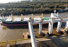 Buque panameño carga arroz en el puerto de Concepción del Uruguay