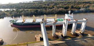 Buque panameño carga arroz en el puerto de Concepción del Uruguay