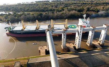 Buque panameño carga arroz en el puerto de Concepción del Uruguay