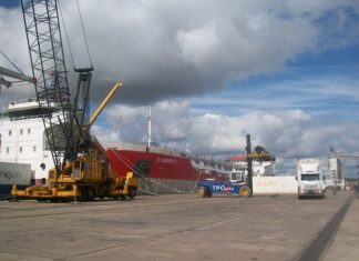 El «Provincias Unidas» cargó arroz y pollos para exportar a Rusia y China