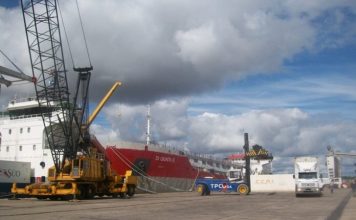 El «Provincias Unidas» cargó arroz y pollos para exportar a Rusia y China