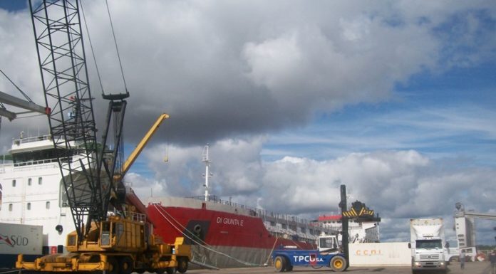 El «Provincias Unidas» cargó arroz y pollos para exportar a Rusia y China