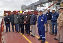 Bordet recorrió el buque de ultramar que transportará un volumen histórico de carga desde el puerto de Diamante