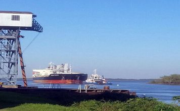 Cargan trigo en el puerto de Diamante