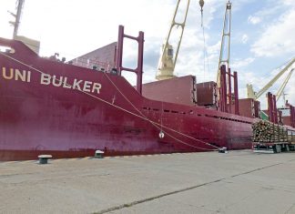 El «Uni Bulker» zarpó con un nuevo embarque de madera hacia China