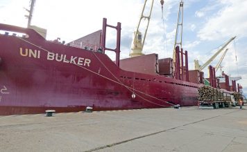 El «Uni Bulker» zarpó con un nuevo embarque de madera hacia China