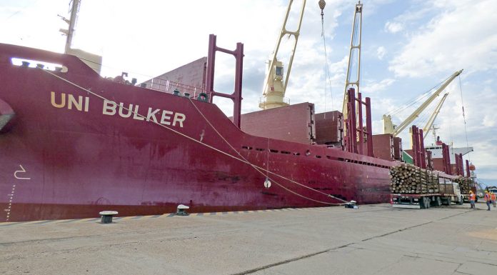 El «Uni Bulker» zarpó con un nuevo embarque de madera hacia China