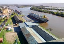 En plena creciente el TS Challenge embarcó toda la madera disponible y detuvo la operatoria