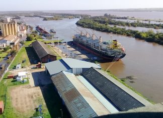 En plena creciente el TS Challenge embarcó toda la madera disponible y detuvo la operatoria