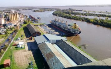 En plena creciente el TS Challenge embarcó toda la madera disponible y detuvo la operatoria