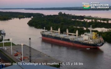 Así ingresó el TS Challenge al puerto de Concepción del Uruguay