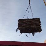 El Eva Bulker carga madera de pino y eucalipto en el puerto local