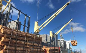 El Rose Harmony carga madera en Concepción del Uruguay