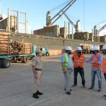 El Ministro Juan José Bahillo visitó el puerto y recorrió la carga de madera a la India