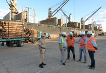 El Ministro Juan José Bahillo visitó el puerto y recorrió la carga de madera a la India