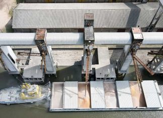 El puerto de Concepción del Uruguay recuperó su elevador de granos y comenzó a cargar barcazas