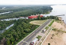 El buque Berge Annopuri carga en el puerto de Concepción del Uruguay