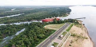 El buque Berge Annopuri carga en el puerto de Concepción del Uruguay