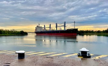 Comenzó a cargar el Tsukuyomi Eternity en el Puerto de Concepción del Uruguay