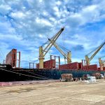 El puerto trabaja con un nuevo buque mientras otro espera en rada