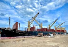 El puerto trabaja con un nuevo buque mientras otro espera en rada