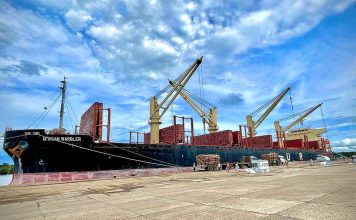 El puerto trabaja con un nuevo buque mientras otro espera en rada