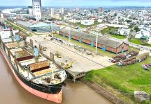Carga un nuevo buque en el puerto de La Histórica
