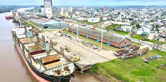 Carga un nuevo buque en el puerto de La Histórica