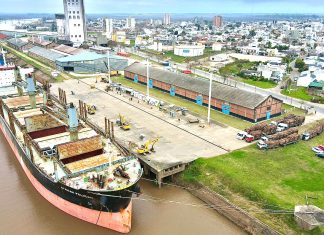 Carga un nuevo buque en el puerto de La Histórica