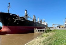 Zarpó un buque e ingresó otro en la mañana de este lunes