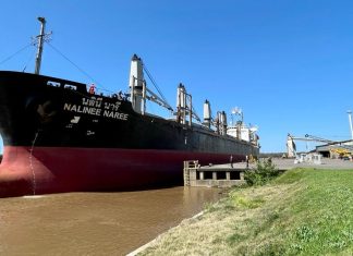 Zarpó un buque e ingresó otro en la mañana de este lunes