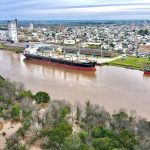 Ingresó un buque al puerto y opera normalmente pese a la creciente