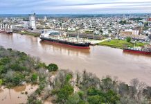 Ingresó un buque al puerto y opera normalmente pese a la creciente