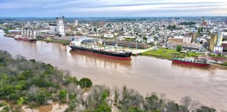 Ingresó un buque al puerto y opera normalmente pese a la creciente