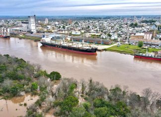 Ingresó un buque al puerto y opera normalmente pese a la creciente