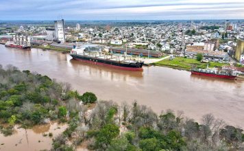 Ingresó un buque al puerto y opera normalmente pese a la creciente