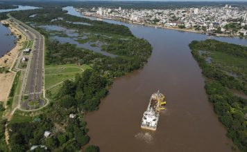 Se realizan tareas de mantenimiento del dragado frente al puerto de Concepción del Uruguay