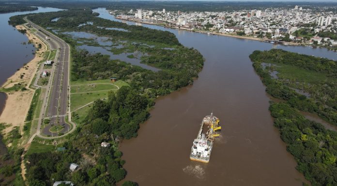 Se realizan tareas de mantenimiento del dragado frente al puerto de Concepción del Uruguay