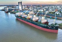 Un buque de exportación y una barcaza con combustible operan en el puerto de Concepción del Uruguay.