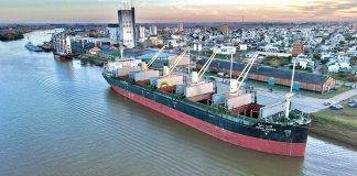 Un buque de exportación y una barcaza con combustible operan en el puerto de Concepción del Uruguay.