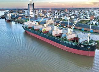 Un buque de exportación y una barcaza con combustible operan en el puerto de Concepción del Uruguay.