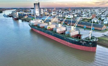 Un buque de exportación y una barcaza con combustible operan en el puerto de Concepción del Uruguay.