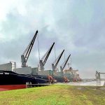 El puerto exporta madera, recibe combustible, y acopia granos en el Elevador Terminal