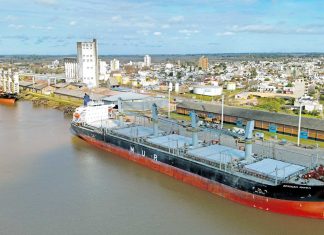 Zarpó un buque e ingresa otro. Siguen las exportaciones desde Concepción del Uruguay