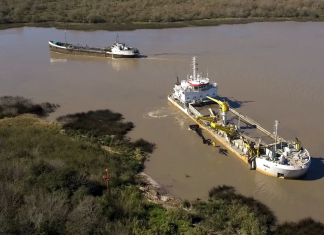 Se realizan tareas de mantenimiento del dragado en el río Uruguay