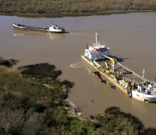 Se realizan tareas de mantenimiento del dragado en el río Uruguay