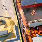 El puerto suma embarques de graneles y madera, mientras se acopia maíz y arroz