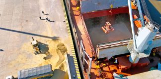 El puerto suma embarques de graneles y madera, mientras se acopia maíz y arroz