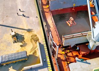 El puerto suma embarques de graneles y madera, mientras se acopia maíz y arroz