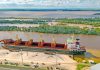 El puerto está cargando un buque con madera y el viernes llega otro para exportar harina de soja